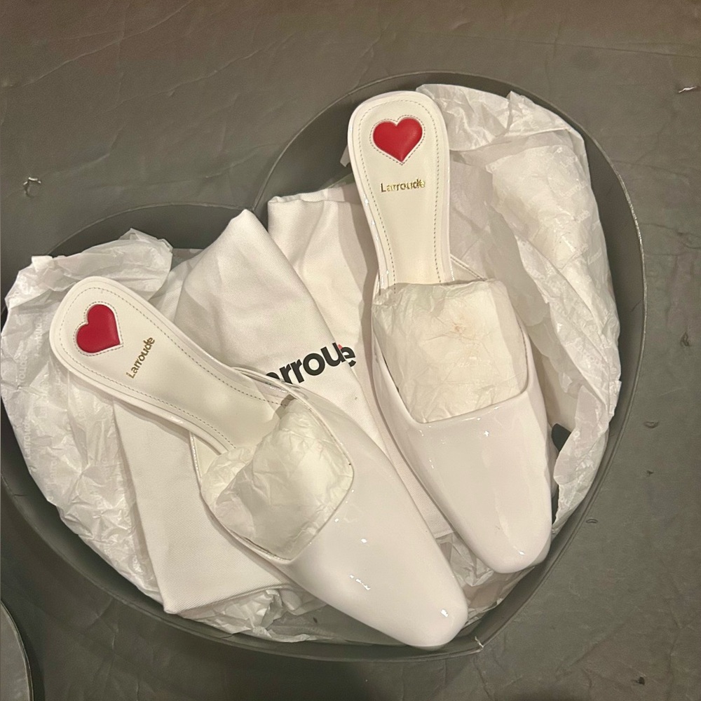 Larroude white patent Leather slip on Mule Size 8.5 New with heart shaped box - Picture 3 of 11
